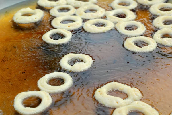 Как сделать пончик жареным на сковороде — стоковое фото