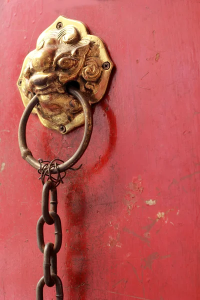 Gamla dörrhandtag i kinesiska templet. — Stockfoto