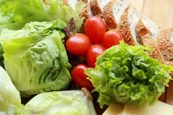 Chleba posypané sezamem - zeleninový salát — Stock fotografie