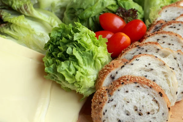 Хлеб посыпанный кунжутом - зеленый салат из овощей — стоковое фото