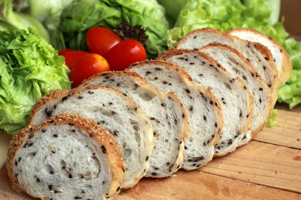 Brot mit Sesam-Gemüse-Salat bestreut — Stockfoto