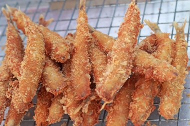 piyasada kızarmış balık