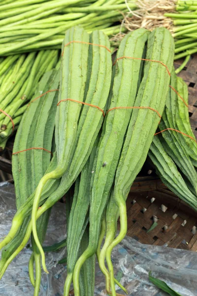 Verse courgettes op de markt — Stockfoto