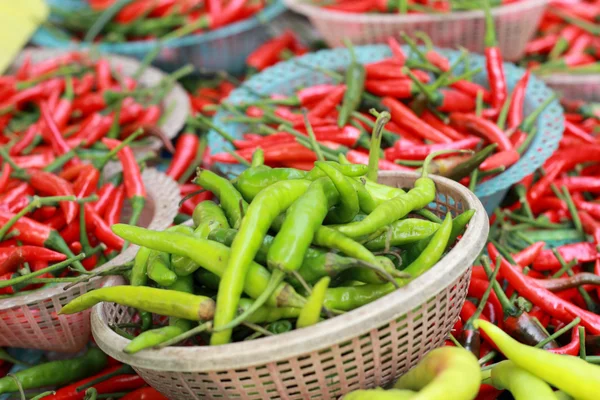 Červené chilli na trhu — Stock fotografie