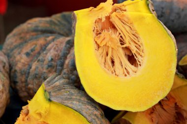 Pazar taze yeşil kabak