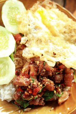 fesleğen ve domuz kızarmış pilav.