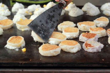 Tayland tatlı, mix un, Hindistan cevizi ve sonra kızarmış.