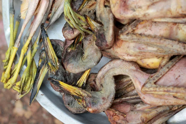 Zilverreiger kook voor verkoop op de markt. — Stockfoto