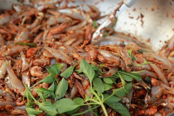Пряный салат и рыба - азиатская пища . — стоковое фото