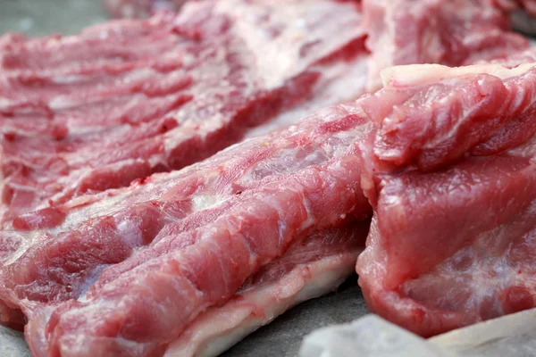Frisches rohes Schweinefleisch auf dem Markt — Stockfoto