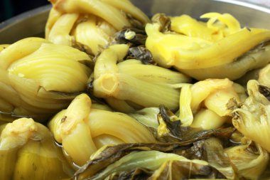 bir kasede lahana turşusu.