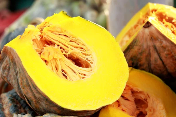 Pazar taze yeşil kabak