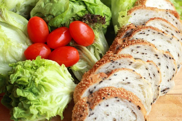 パン - ゴマをまぶした野菜のグリーン サラダ — ストック写真