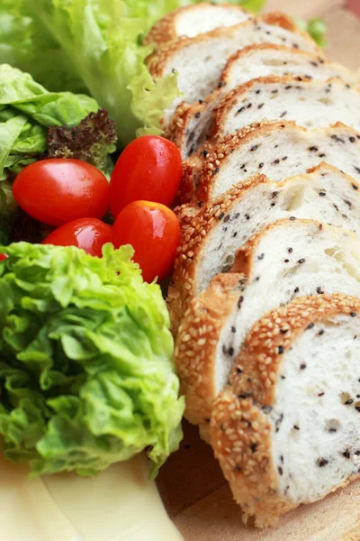 Roti ditaburi dengan wijen salad hijau sayuran — Stok Foto