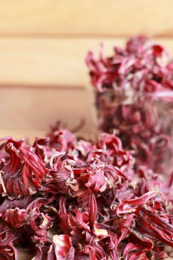 ahşap zemin üzerinde kuru bamya