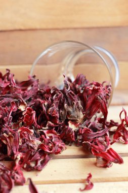 ahşap zemin üzerinde kuru bamya