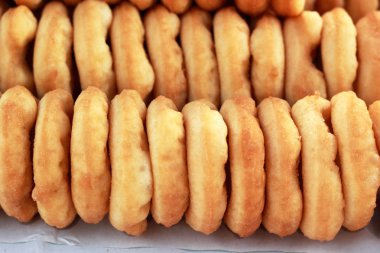 üst üste yerleştirilmiş yapımı poğaça.