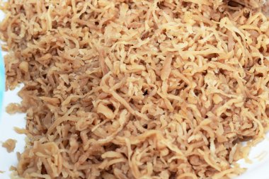 Markette tuzlu turp dilimlenmiş.