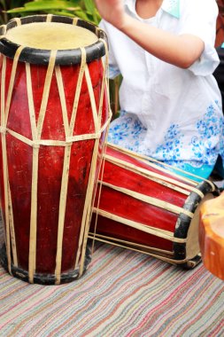 uzun davulcu çocuk müzik Tayland.