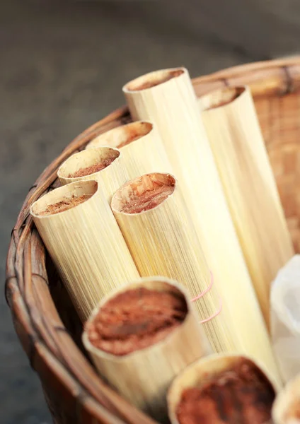 Глютиновый рис, жареный в бамбуке — стоковое фото