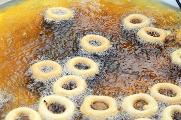 Fazer donut frito em uma panela — Fotografia de Stock