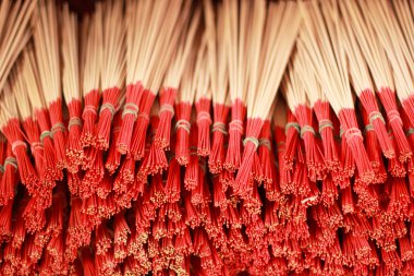 tütsü yığılmış kravat çubukları.