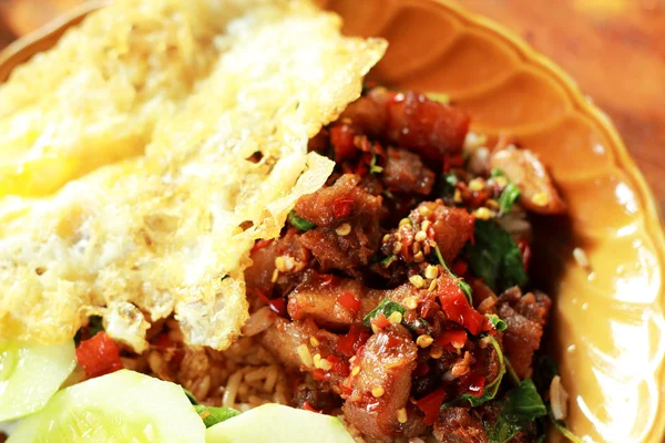 Bazalkou a vepřové smažené rýže. — Stock fotografie