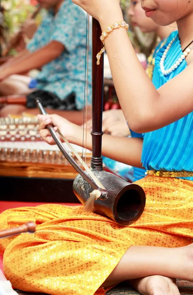 Dziewczyna odgrywa instrument lokalnej Tajski Muzyka. — Zdjęcie stockowe