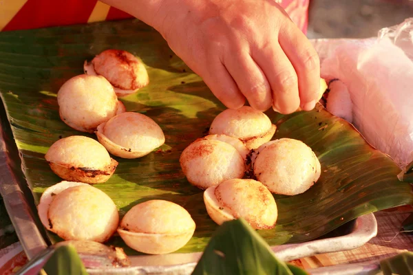 Kokosmilch vermischen Zucker und Mehl. - Art von thailändischem Süßfleisch — Stockfoto