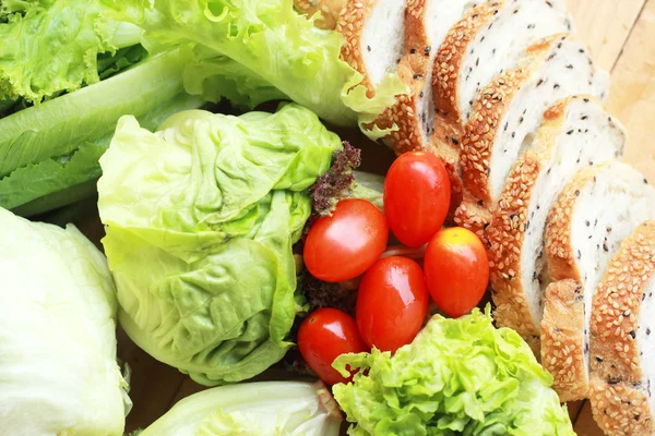 Bread sprinkled with sesame -  vegetable green salad — Stock Photo, Image