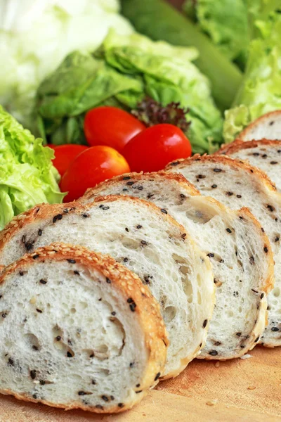 Brot mit Sesam-Gemüse-Salat bestreut — Stockfoto