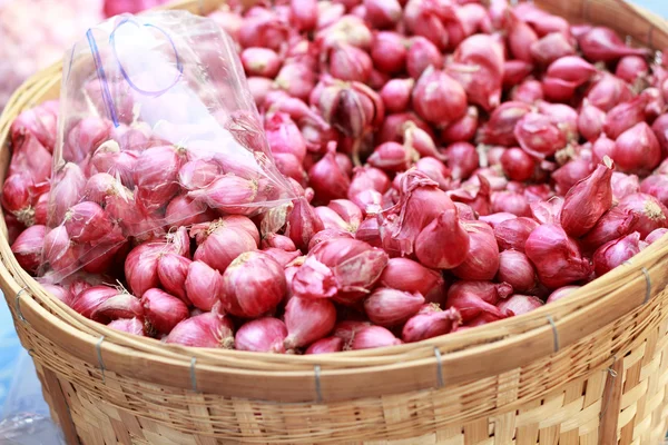 Shallot - cebolla roja de asia en el mercado — Foto de Stock