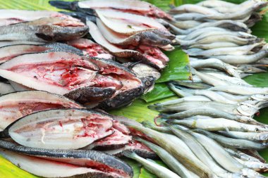 Pazarda taze balık.