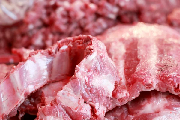 Rohes Schweinefleisch auf dem Markt — Stockfoto