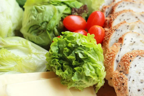 Хлеб посыпанный кунжутом - зеленый салат из овощей — стоковое фото