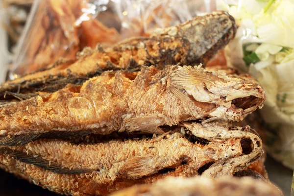 Gebratene Schlangenköpfe auf dem Markt — Stockfoto