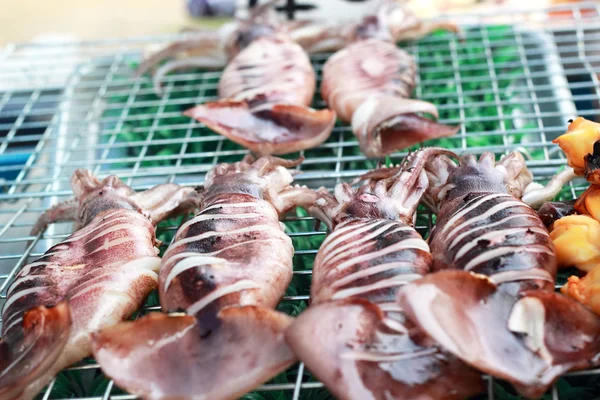 B-B-Q Calamar a la parrilla en el mercado — Foto de Stock