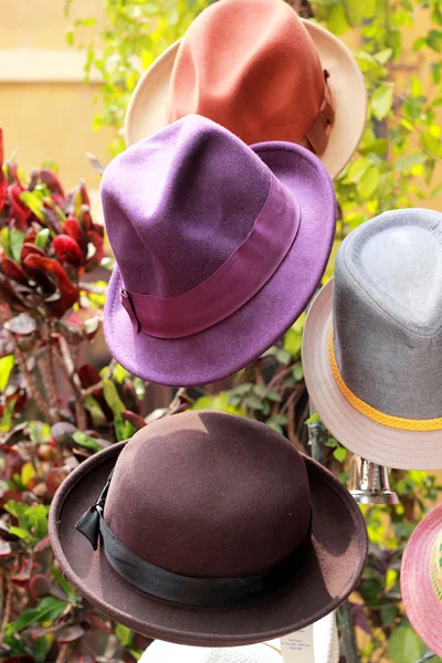 Шляпы на продажу на рынке — стоковое фото