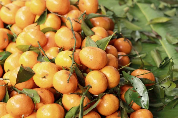 Pomarańczowe owoce na rynku — Zdjęcie stockowe