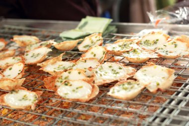 Hindistan cevizi sütü karıştırın şeker ve un. -nazik bir Tay sweetmeat