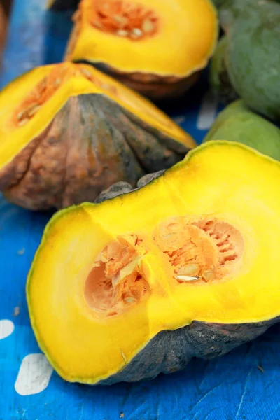 Zucca gialla fresca sul mercato — Foto Stock