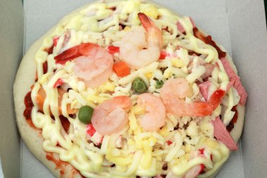 İtalyan pizza karides peynir ve biber