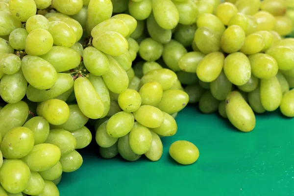 Fresh grapes on the market — Stock Photo, Image