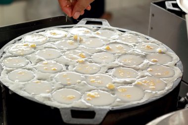 Hindistan cevizi sütü karıştırın şeker ve un. -nazik bir Tay sweetmeat