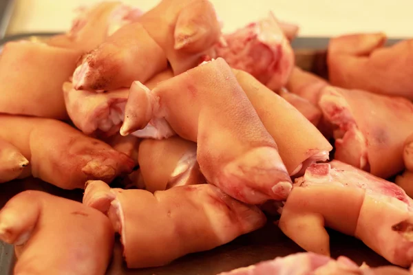 Pie de cerdo en venta en el mercado . — Foto de Stock