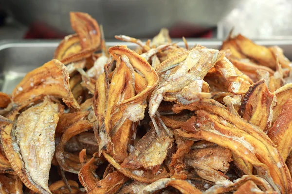 Peixe frito no mercado — Fotografia de Stock