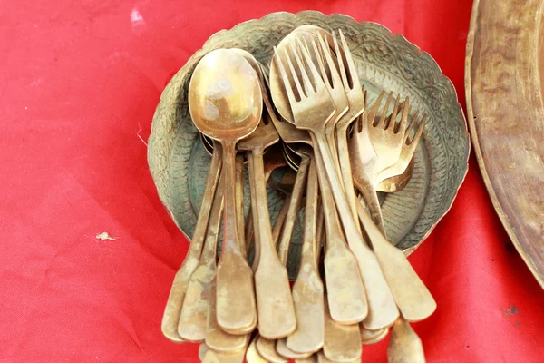 Cucchiaio e forchetta vintage in rame venduti sul mercato . — Foto Stock
