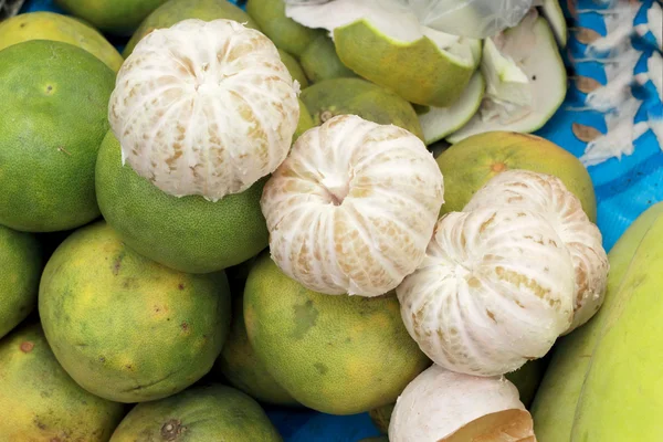 Čerstvé grapefruity ovoce na trhu. — Stock fotografie