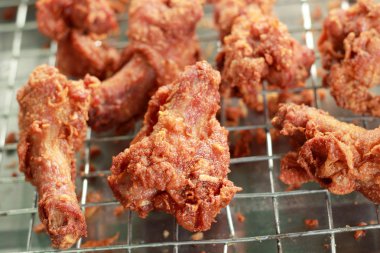 Kızarmış tavuğu yakın.