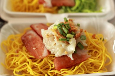 Çin tarzı Barbekü domuz eti yumurta noodle ile